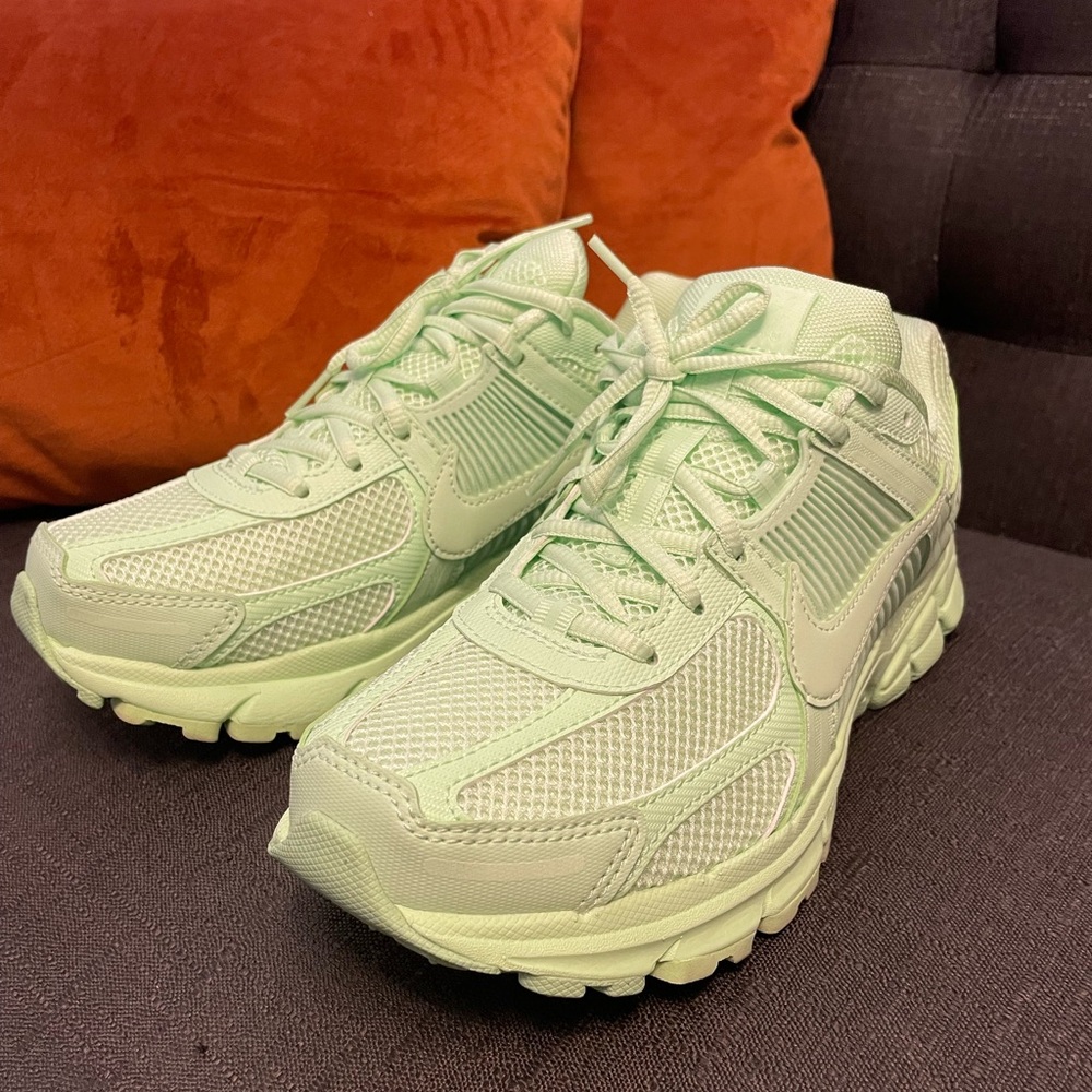ZOOM VOMERO 5 Vapor Green colorway (unisex)